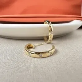 Brinco argola detalhe zircônia 