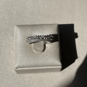 Anel mini coração zircônias