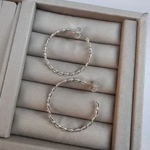 Brinco argola torcida M