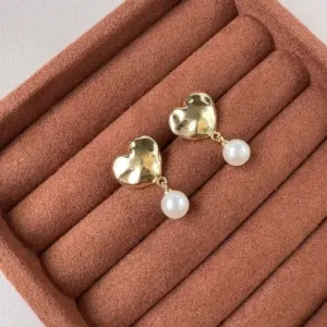 Brinco coração martelado com pérola 