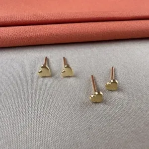 Brinco mini coração liso