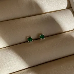 Brinco ponto de luz emeralda