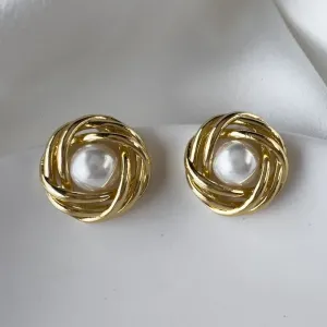 Brinco trabalhado pérola