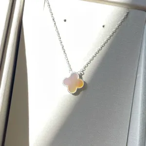 Gargantilha Van Cleef madre pérola