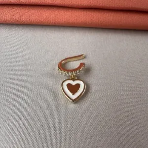 Piercing fake coração off whith