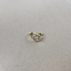 Piercing fake coração vazado