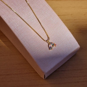 Gargantilha infantil arco-íris