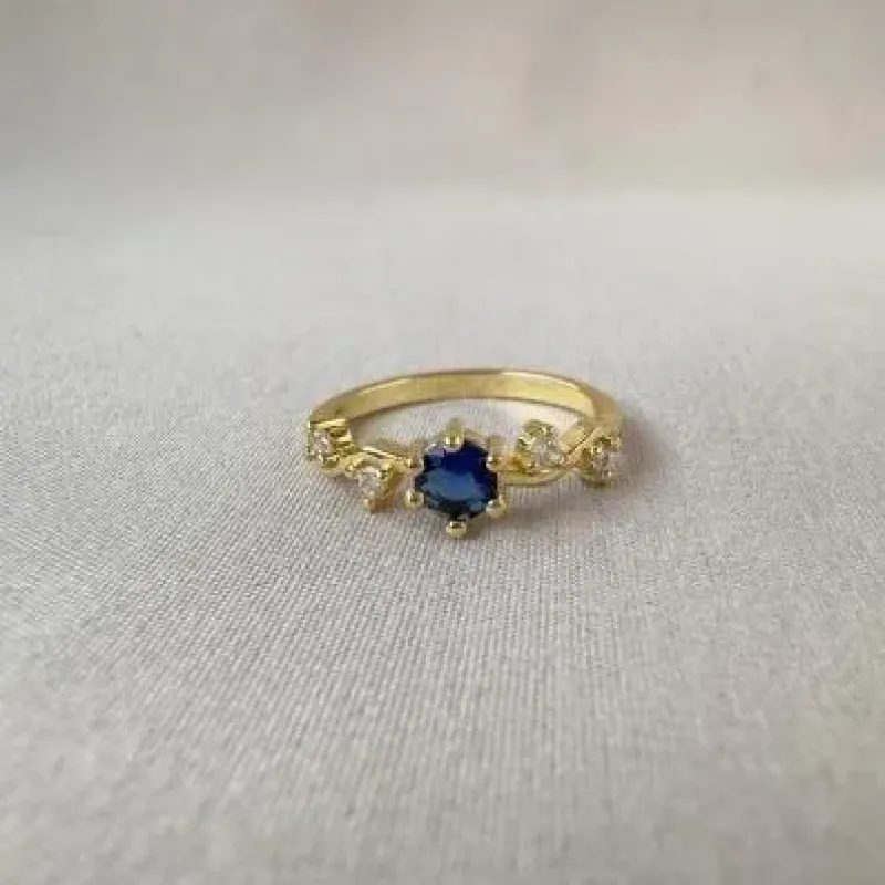 Anel trabalhado zircônia azul 