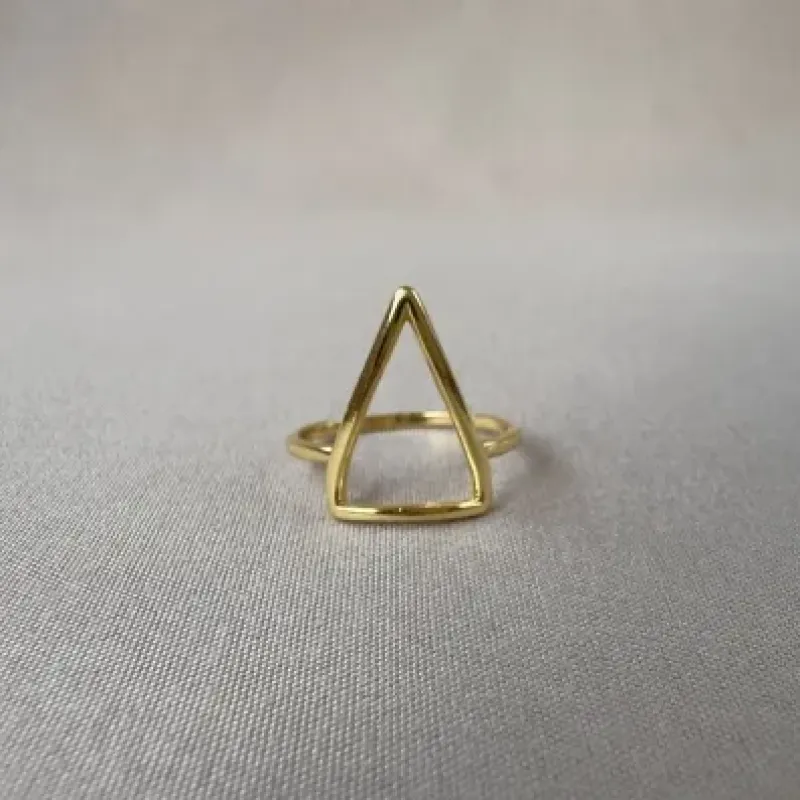 Anel triangulo vazado 