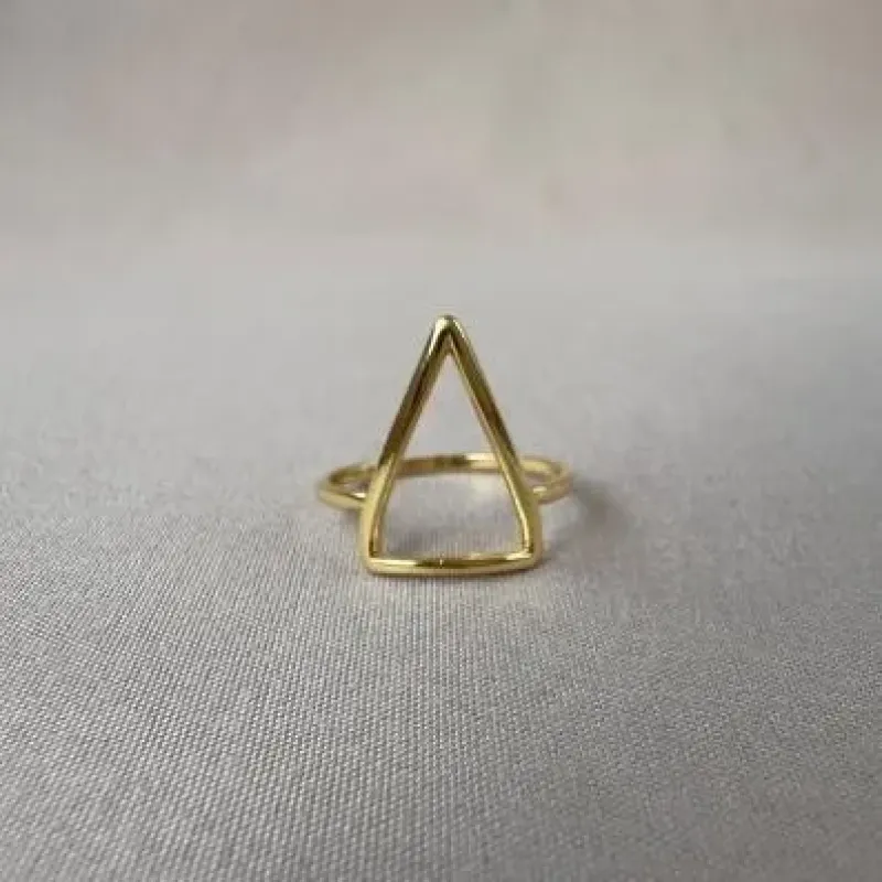Anel triangulo vazado 