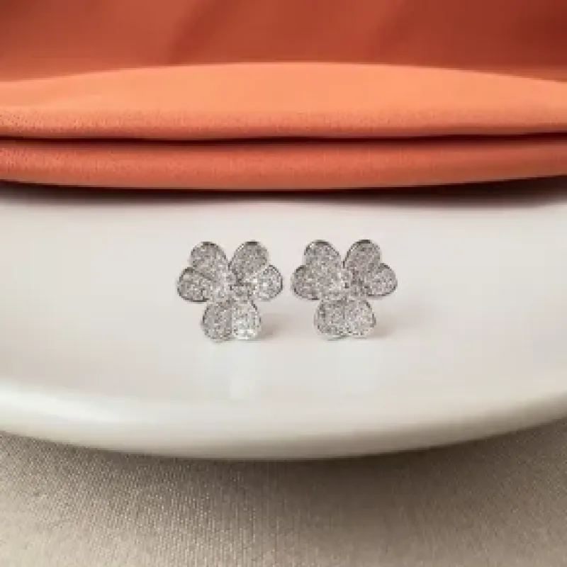 Brinco flor Ródio branco