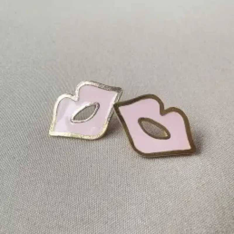 Brinco kiss resina rosa