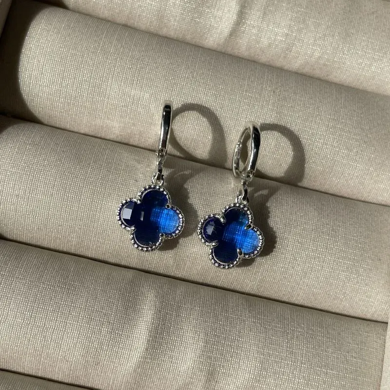 Brinco Van Cleef azul bic