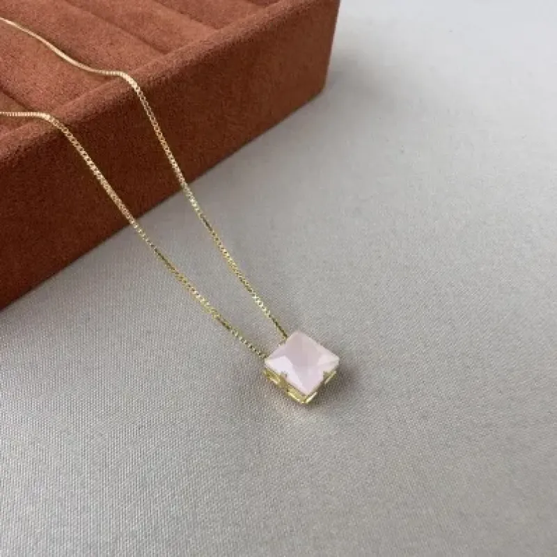 Gargantilha rosa leitoso 
