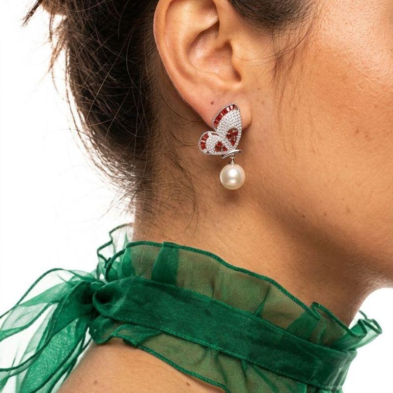 Brinco borboleta com pérola Ródio Branco