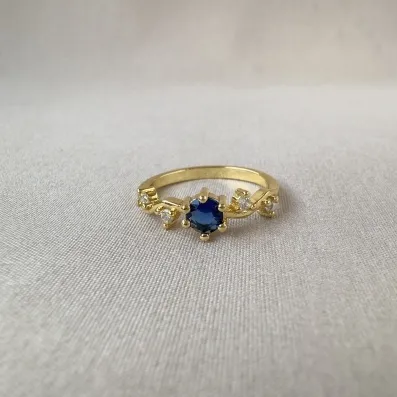 Anel trabalhado zircônia azul 