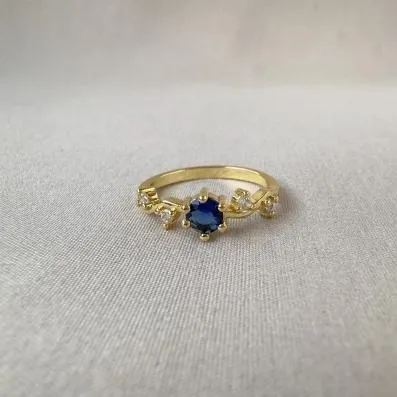 Anel trabalhado zircônia azul 