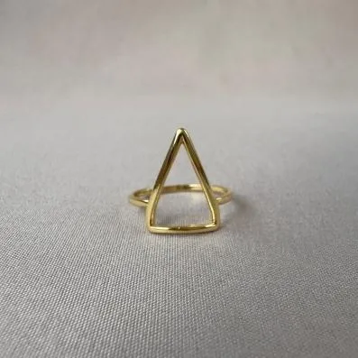 Anel triangulo vazado 