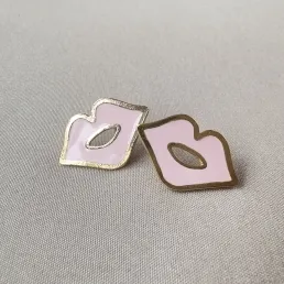 Brinco kiss resina rosa