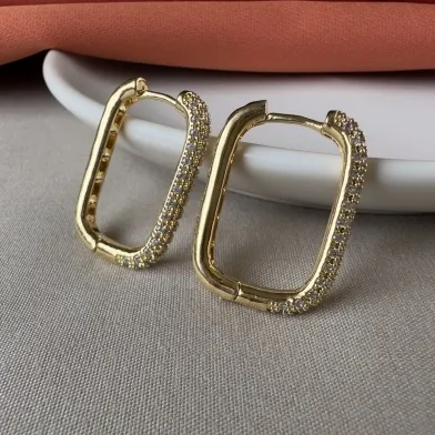 Brinco oval click zircônia