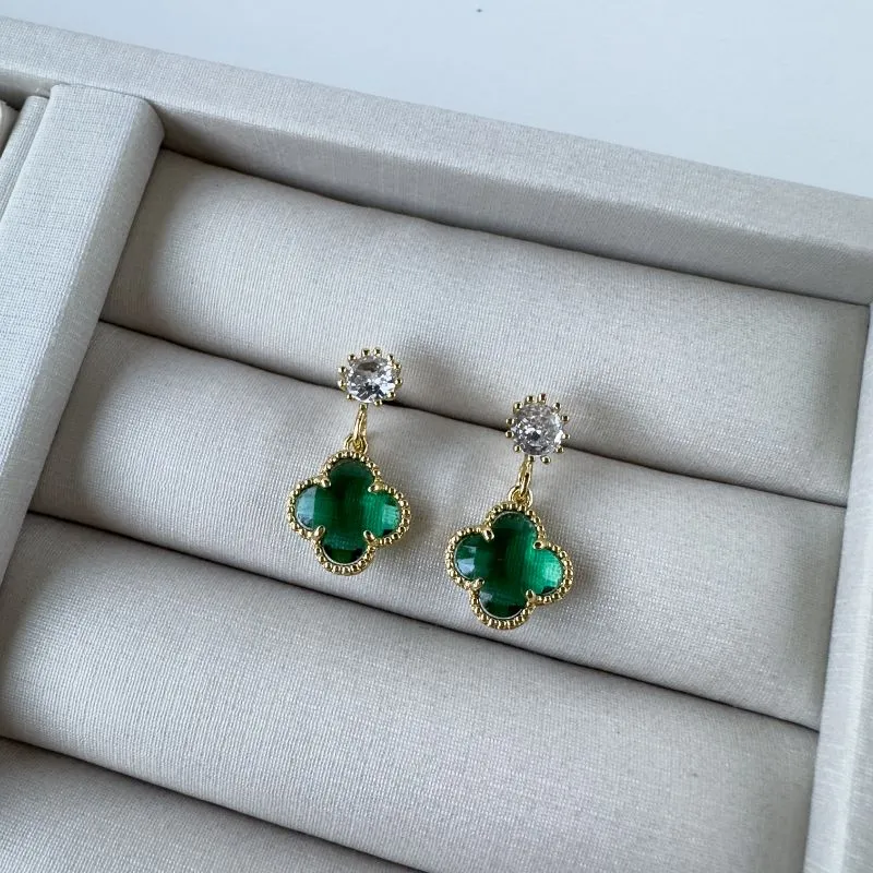 Brinco trevo Van Cleef ponto de luz