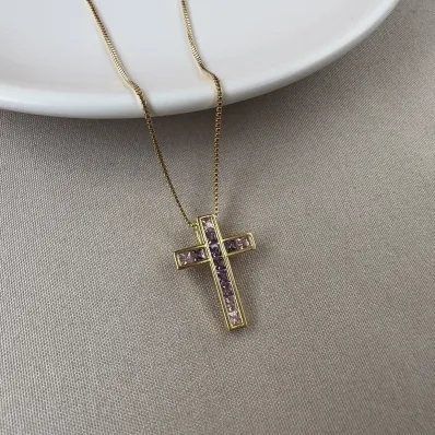 Gargantilha crucifixo rosa/lilás 
