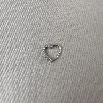 Piercing torção coração